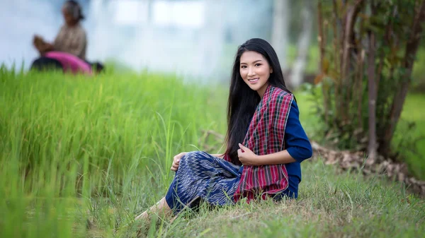 Femme Agricultrice Thaïlandaise Belle Assise Dans Champ Riz — Photo