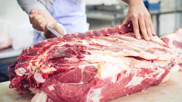 切生牛肉肉的屠夫 — 图库照片