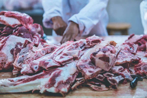 Mięsa Wołowego Bliska Rzeźnik Cięcia Surowego Mięsa Wołowego — Zdjęcie stockowe
