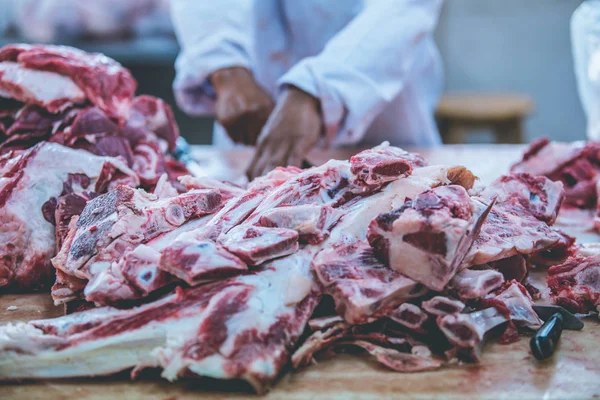 Carne Vacuno Cerca Carnicero Cortando Carne Cruda Vacuno — Foto de Stock