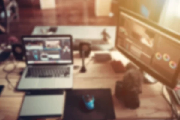 A mesa de freelancer e equipamentos com computador portátil — Fotografia de Stock