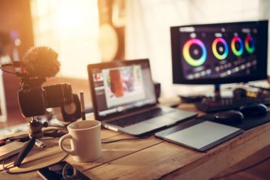 Blogger dişli masaüstü görünümü ve Kamera Laptop ve Monitör Renk 