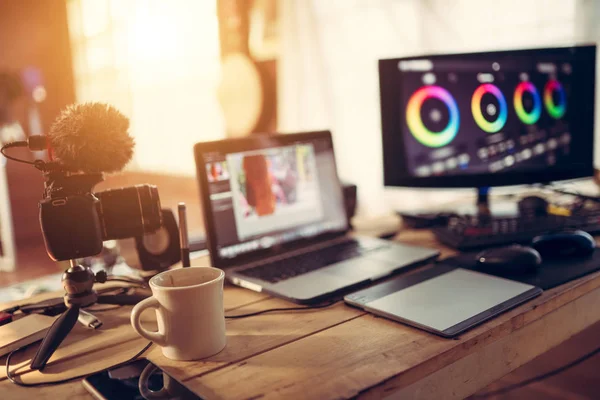 Visão de desktop de engrenagem de blogueiro e cor de laptop e monitor de câmera — Fotografia de Stock