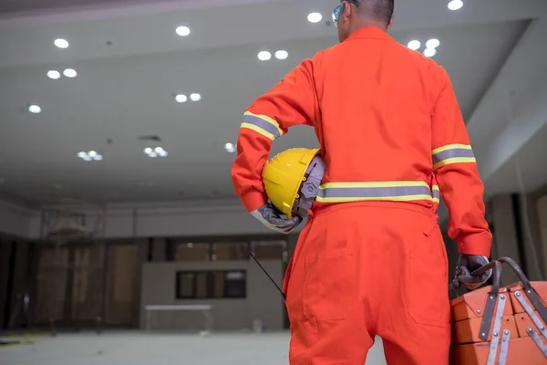 Técnicos hombre servicio eléctrico en el edificio — Foto de Stock