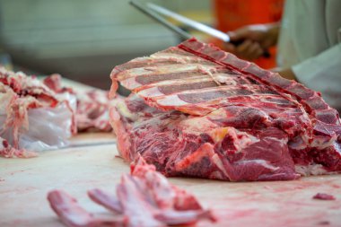 Kasaplık dükkanında sığır eti 