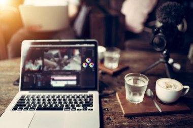 Dizüstü bilgisayar kesme görüntüleri video içerik yaratıcısı 