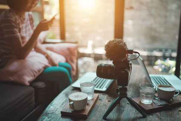 Ev stüdyosunda video görüntüleri ile çalışan içerik yaratıcıları 