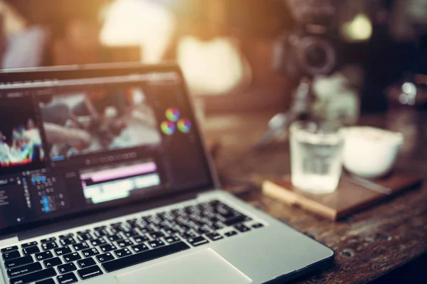 Dizüstü bilgisayar video kesme ve renk görüntüleri derecelendirme kadar yakın bu 