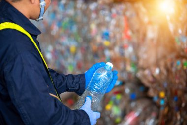 Geri dönüşüm tesislerinde atık plastik su şişelerinin incelenmesi