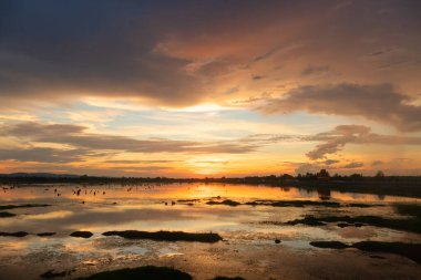 Günbatımı manzara gölü ve bulutlu