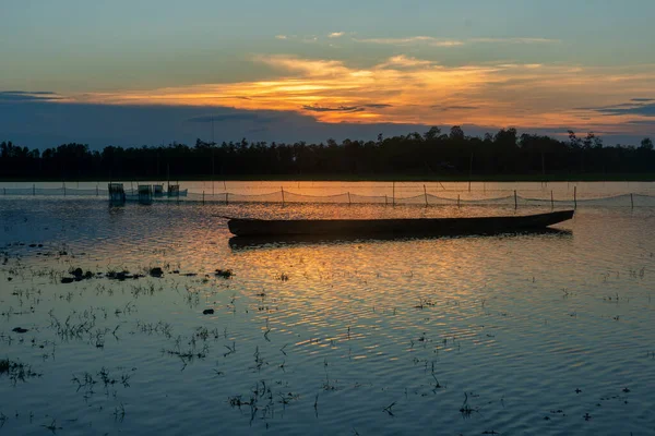 Bateau Pêcheur Dans Lac Heure Coucher Soleil — Photo