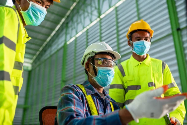 Vezető Mérnöki Munka Tréning Csapat Fiatal Mérnöki Irodában Számítógép Tervezés — Stock Fotó