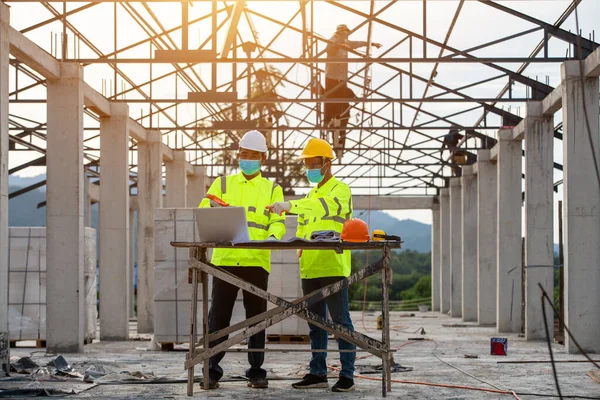 Ingénierie Superviseur Travaillant Ensemble Sur Chantier Masqué — Photo