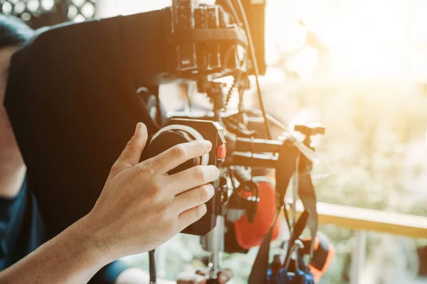 Hand Fokus Puller Eller Första Assistent Kamera Arbetar Filmfotografering — Stockfoto