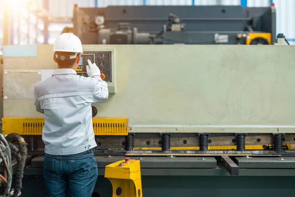 노동자는 공장에서 수압식 인쇄기 기계를 — 스톡 사진