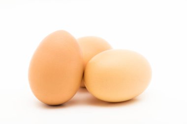 Beyaz arkaplanda yumurtalar