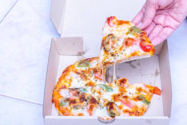 Deniz mahsullü pizza, karides, yengeç çubuğu, küçük boy midye.