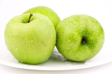 Yeşil elma, beyaz arka plan üzerinde izole / yeşil damlacık ile elma / olgun bir yeşil elma. Beyaz izole