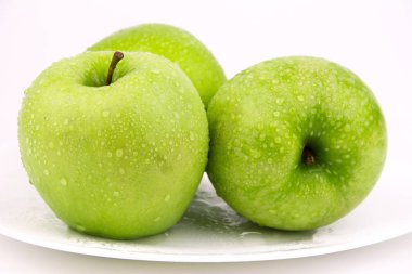 Yeşil elma, beyaz arka plan üzerinde izole / yeşil damlacık ile elma / olgun bir yeşil elma. Beyaz izole
