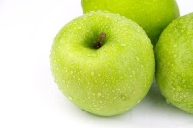 Yeşil elma, beyaz arka plan üzerinde izole / yeşil damlacık ile elma / olgun bir yeşil elma. Beyaz izole