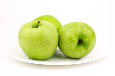 Yeşil elma, beyaz arka plan üzerinde izole / yeşil damlacık ile elma / olgun bir yeşil elma. Beyaz izole