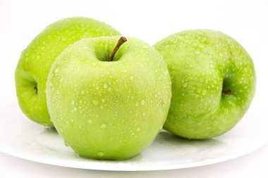 Yeşil elma, beyaz arka plan üzerinde izole / yeşil damlacık ile elma / olgun bir yeşil elma. Beyaz izole