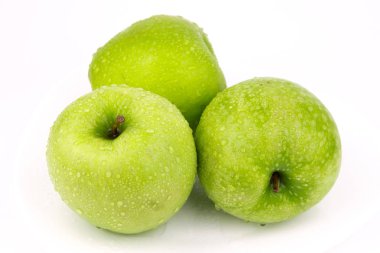 Yeşil elma, beyaz arka plan üzerinde izole / yeşil damlacık ile elma / olgun bir yeşil elma. Beyaz izole
