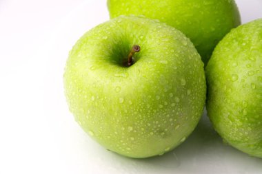Yeşil elma, beyaz arka plan üzerinde izole / yeşil damlacık ile elma / olgun bir yeşil elma. Beyaz izole