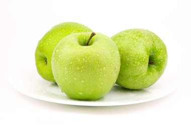 Yeşil elma, beyaz arka plan üzerinde izole / yeşil damlacık ile elma / olgun bir yeşil elma. Beyaz izole