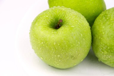 Yeşil elma, beyaz arka plan üzerinde izole / yeşil damlacık ile elma / olgun bir yeşil elma. Beyaz izole