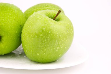 Yeşil elma, beyaz arka plan üzerinde izole / yeşil damlacık ile elma / olgun bir yeşil elma. Beyaz izole