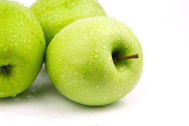 Yeşil elma, beyaz arka plan üzerinde izole / yeşil damlacık ile elma / olgun bir yeşil elma. Beyaz izole