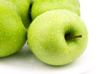 Yeşil elma, beyaz arka plan üzerinde izole / yeşil damlacık ile elma / olgun bir yeşil elma. Beyaz izole