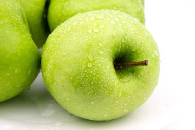 Yeşil elma, beyaz arka plan üzerinde izole / yeşil damlacık ile elma / olgun bir yeşil elma. Beyaz izole