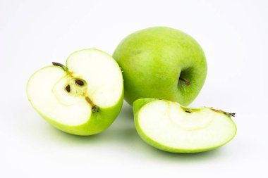 Yeşil elma, beyaz arka plan üzerinde izole / yeşil damlacık ile elma / olgun bir yeşil elma. Beyaz izole