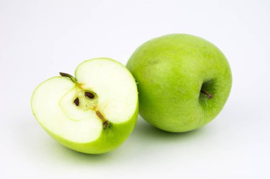 Yeşil elma, beyaz arka plan üzerinde izole / yeşil damlacık ile elma / olgun bir yeşil elma. Beyaz izole