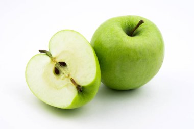 Yeşil elma, beyaz arka plan üzerinde izole / yeşil damlacık ile elma / olgun bir yeşil elma. Beyaz izole