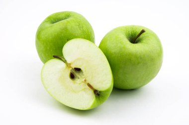 Yeşil elma, beyaz arka plan üzerinde izole / yeşil damlacık ile elma / olgun bir yeşil elma. Beyaz izole