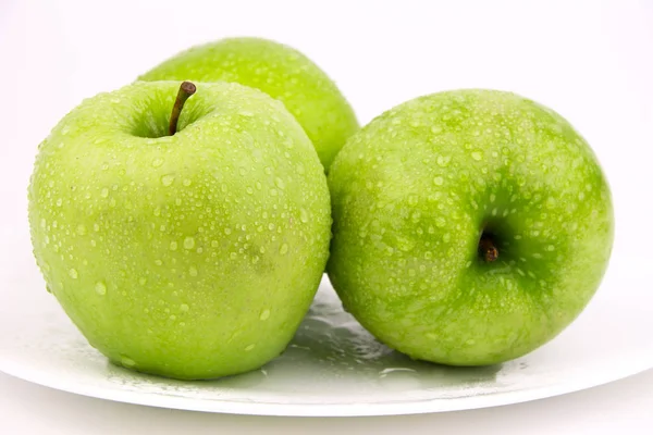 Yeşil elma, beyaz arka plan üzerinde izole / yeşil damlacık ile elma / olgun bir yeşil elma. Beyaz izole