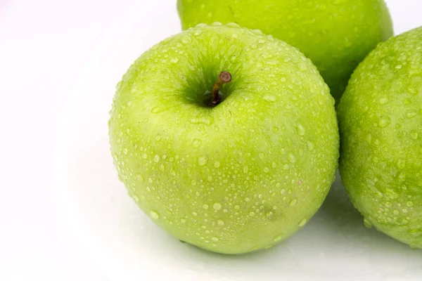 Yeşil elma, beyaz arka plan üzerinde izole / yeşil damlacık ile elma / olgun bir yeşil elma. Beyaz izole
