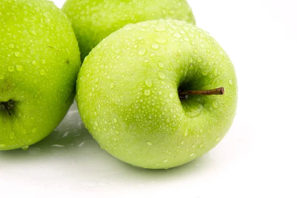 Yeşil elma, beyaz arka plan üzerinde izole / yeşil damlacık ile elma / olgun bir yeşil elma. Beyaz izole