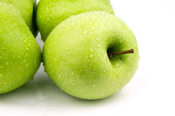 Yeşil elma, beyaz arka plan üzerinde izole / yeşil damlacık ile elma / olgun bir yeşil elma. Beyaz izole