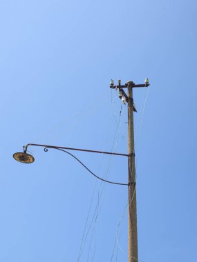 sokak ışık, zekâ hbroken teller, adam mavi gökyüzünde terk edilmiş