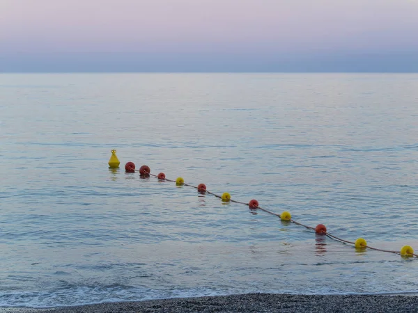 Renkli Plastik Şamandıralar Satırını Sınırlandırmak Sunse Açık Denizde Bir Bölgeye — Stok fotoğraf