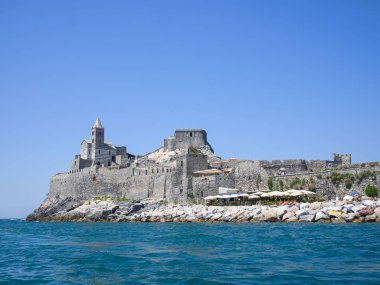Portovenere Italy_August 24, 2018: St. Peter Kilisesi güzel bir güneşli da tekneye her bakıldığında