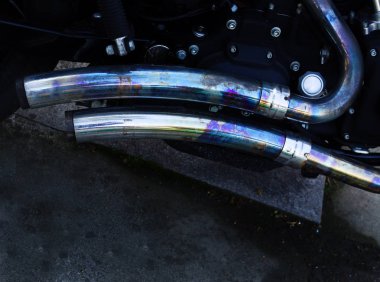 Güçlü bir motosiklet yanardöner mavi metalik parlak çift egzoz detay