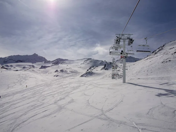 Avrupa Alpler Kayak Telesiyej Tesisi Mavi Gökyüzü Ile Hafif Örtünme — Stok fotoğraf