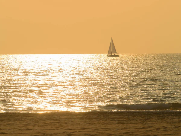 Silhouette Una Barca Vela Circondata Sole Luccica Mare Bel Tramonto — Foto Stock