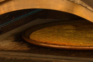 Bir büyük tabak Farinata veya Cecina veya Torta di ceci ince mayasız gözleme detayını ya da krep nohut unu Cenova kaynaklanan bir gaz ove pişmiş