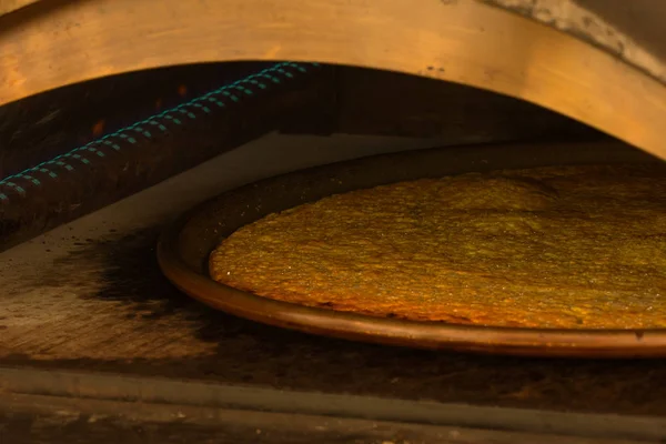 法里纳塔或塞西娜或托塔 迪塞奇的大盘子的细节薄无酵饼或鹰嘴豆粉的奶油 原产于热那亚 在煤气中煮熟 — 图库照片
